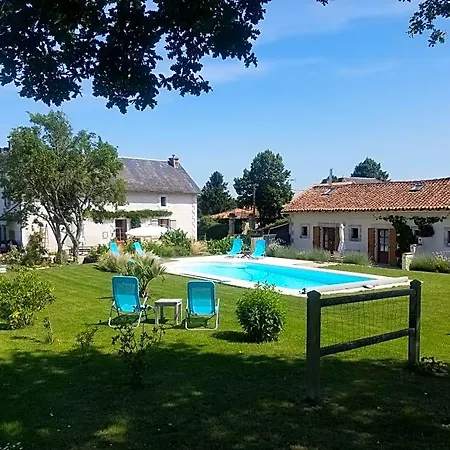 Bed & Breakfast La Vieille Gorce D'hotes Near Civray Asnois (Vienne)