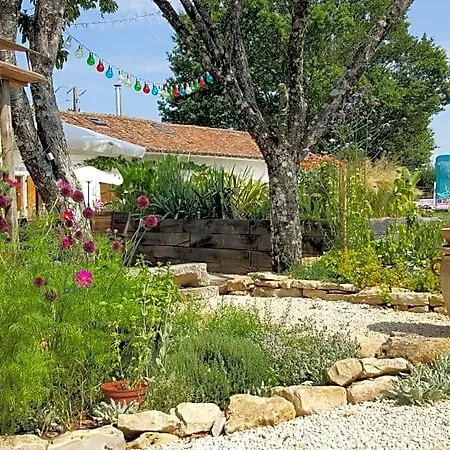 La Vieille Gorce D'hotes Near Civray Bed & Breakfast 3*