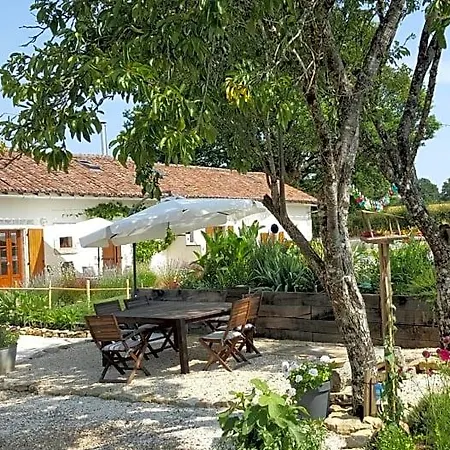 Bed & Breakfast La Vieille Gorce D'hotes Near Civray Asnois (Vienne)